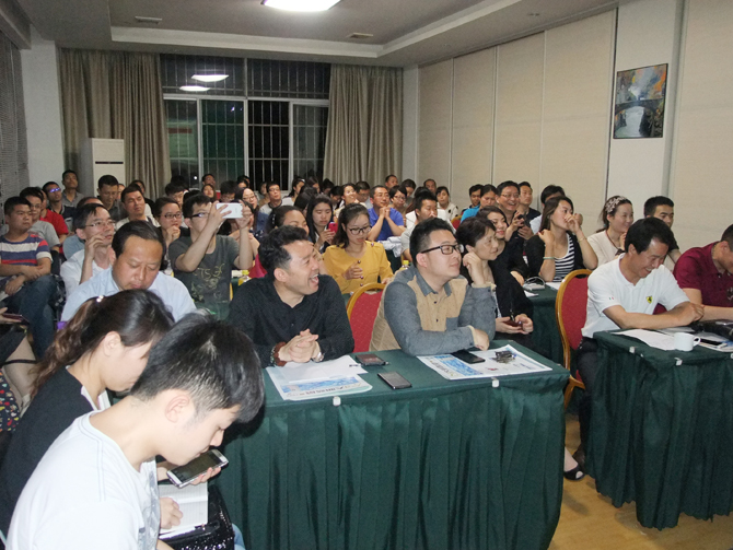 學(xué)員們聚精會神的聽講 學(xué)員們聚精會神的聽講