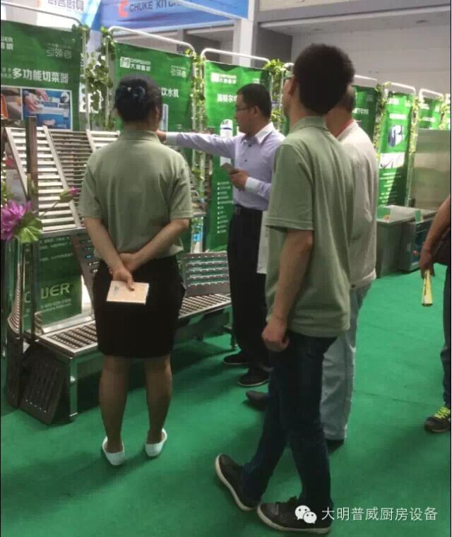 工作人員講解地漏 工作人員講解地漏設備